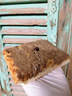 Part de pissaladière cuite au feu de bois de la Boulangerie Bara di Pais, Coursegoules